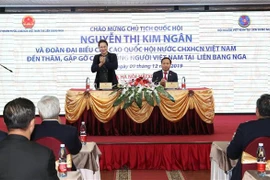 越南国会主席阮氏金银造访旅居俄罗斯越南人