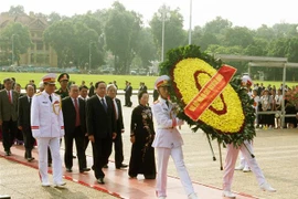 出席越南祖国阵线第九次全国代表大会的代表团拜谒胡志明主席陵墓