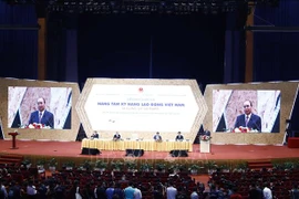 越南政府总理阮春福出席“增强越南劳动技能”国家论坛