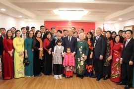 阮春福总理走访越南驻韩国大使馆
