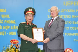 越南国防部副部长阮志咏荣获俄罗斯友谊勋章