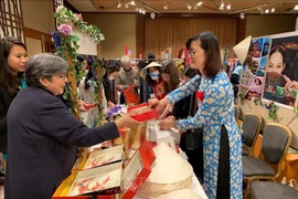 越南积极参加亚太妇女友好会的义卖活动