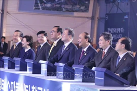 越南政府总理阮春福出席韩国釜山生态三角洲智慧城动工仪式