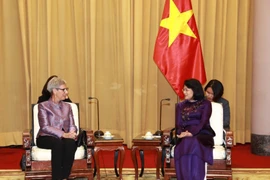 国家副主席邓氏玉盛会见澳大利亚维多利亚州州长琳达·德绍