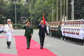 菲律宾国防部长洛伦扎纳对越南进行正式访问
