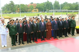越南党和国家领导人入陵瞻仰胡志明主席遗容
