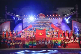“永远闪亮的名字——胡志明”文艺晚会在奠边省举行