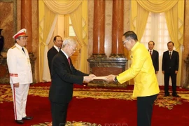 越共中央总书记、国家主席阮富仲接受各国驻越大使递交国书
