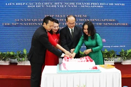胡志明市愿与新加坡促进友好合作关系