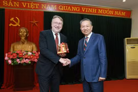 越南公安部部长苏林大将会见欧洲议会国际贸易委员会主席
