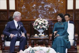 国家副主席邓氏玉盛会见澳大利亚昆士兰州州督