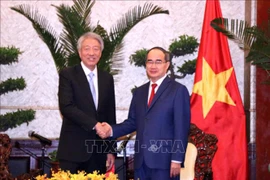 胡志明市市委书记阮善仁会见新加坡副总理张志贤