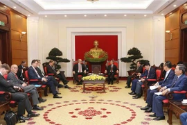 越共中央经济部部长阮文平会见德国联邦经济和能源部长阿尔特迈尔