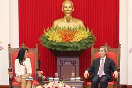 越共中央经济部部长阮文平会见国际货币基金组织代表团