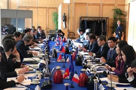 越法企业对接活动在巴黎举行