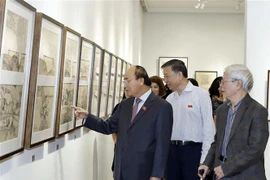 越南政府总理阮春福参观吴孟麟画家的画展