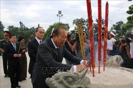 胡志明市领导上香缅怀英雄烈士