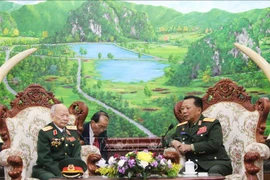 老挝国防部长感谢援老越南志愿军和专家的奉献