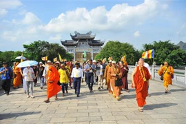 出席2019年联合国卫塞节的代表参观宁平省沛顶寺