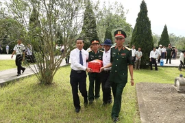 清化省为18具在老挝牺牲的越南烈士遗骸举行追悼会和安葬仪式