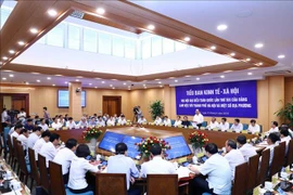 越共十三大经济社会小组与各地领导召开会议