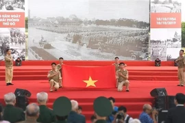 首都河内解放65周年：再现首都得到解放当天举行的历史性升旗仪式