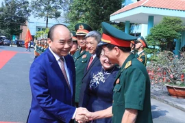 越南人民军建军75周年：阮春福总理走访175号军医院