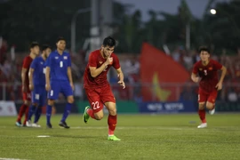 东运会男子足球：越南队战平泰国队 晋级半决赛