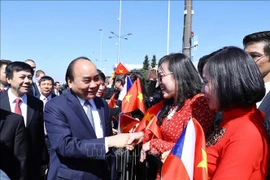政府总理阮春福抵达布拉格开始对捷克进行正式访问