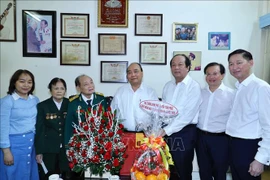阮春福走访慰问胡志明市资深记者
