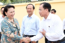 国会主席阮氏金银在芹苴市继续开展选民接待活动