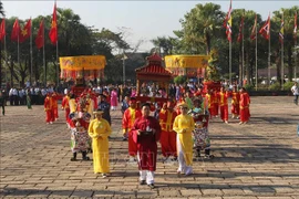 胡志明市举行雄王国祖圆柱形粽子供奉仪式