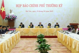 政府例行新闻发布会：为企业创造一切便利条件