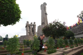 胡志明市领导向各位英雄烈士上香