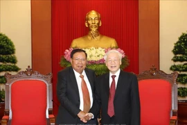 越共中央总书记、国家主席阮富仲会见老挝国家主席本扬·沃拉吉