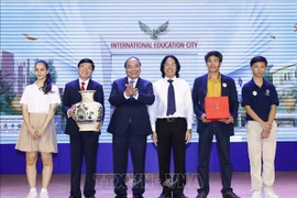 阮春福总理参观广义省国际教育城