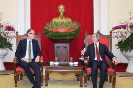 越共中央经济部长阮文平会见丹麦能源、能效和气候事务大臣