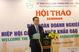 中国香港企业赴芹苴市考察大米市场