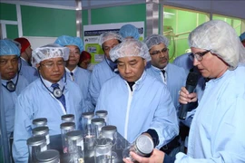 政府总理阮春福参观瑞典阿斯特捷利康制药公司