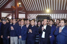 阮春福等党和国家领导前往胡志明主席祠堂上香