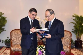 胡志明市市委书记阮善仁会见德国黑森州议会议长博利斯•莱茵