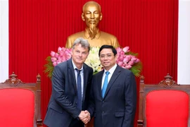越共中央组织部部长范明正会见法国共产党全国书记法比安鲁塞尔