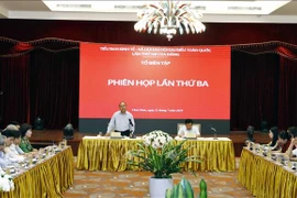 阮春福主持召开越南共产党第十三次全国代表大会经济社会委员会小组编辑组第三次会议