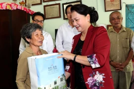 阮氏金银出席永隆省“祖国记功”证书授证仪式