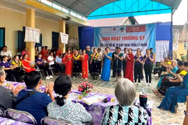 缅甸老年代表团参观清化省代际自助俱乐部模式