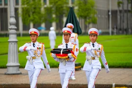 组图：越南举行降半旗仪式 对原越共中央总书记黎可漂致哀