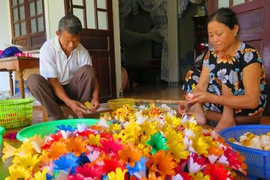 组图：承天顺化省青仙纸花手工艺村的春节气氛浓浓