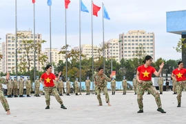 组图：“蓝色贝雷帽”工兵队展示武术表演