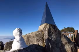 沙坝番西邦峰出现下雪天气（组图）