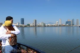 岘港市爱情桥上的甜蜜情人节（组图）